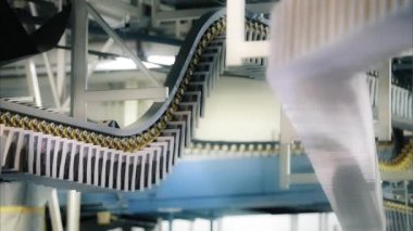 Geleneksel gazete imalatı renkli mürekkepli taşıma bandı boyunca yapılıyor
