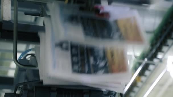 Close-up de jornal diário de criação com tinta de impressão de correia transportadora em um papel — Vídeo de Stock