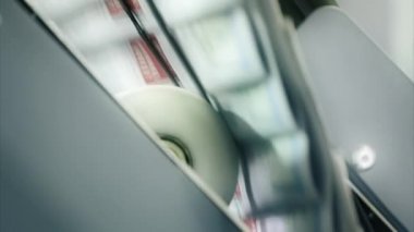 Yayıncılık endüstrisinin otomatik makineleri üzerine son gazete baskısı.