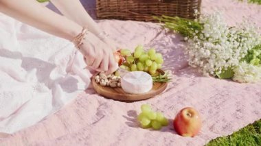 Ahşap tahtada peyniri dilimleyen kadın, gurme aperatifi ya da abur cubur