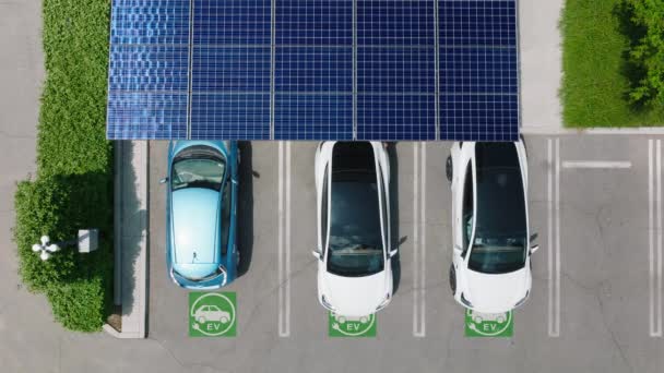 Vue aérienne d'un parking sous panneaux solaires. 4K électrique, voiture zéro pollution — Video