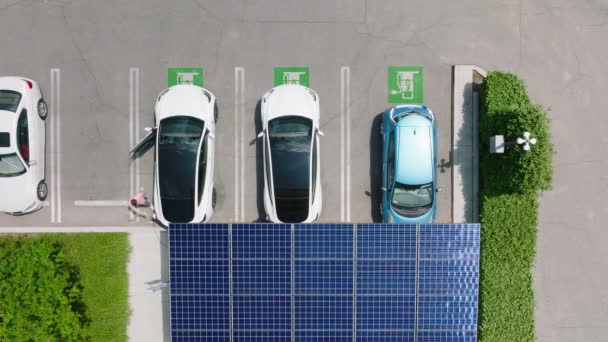 Modernes Elektroauto an der Ladestation für Solarbatterien 4K eco — Stockvideo