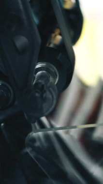 Katlanmaya, istiflenmeye ve paketlenmeye hazır bir taşıyıcıya basılmış gazete.