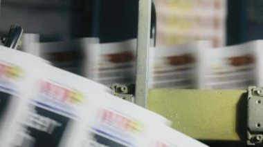 Büyük bir matbaadaki kağıt yemleyicisinin haftalık renkli bir kopyası.