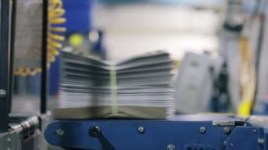 Dağıtıma hazır günlük gazete bulunan bir taşıma bandının yakın çekimi