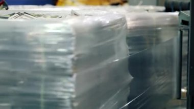 Dükkanlara teslim edilmeden önce günlük gazetelerin paletlenmiş kopyaları.