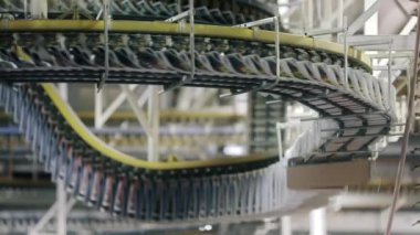 Teknolojik ekipmanlarla endüstriyel iç mekan