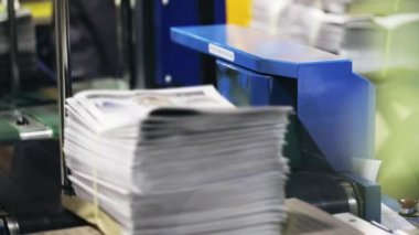 Sorumluluk bölümü teslimat için günlük gazete topluyor.