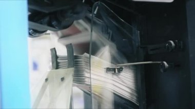 Tam otomatik teknolojik ekipmanlar dağıtım için basılı kağıtları birleştirin