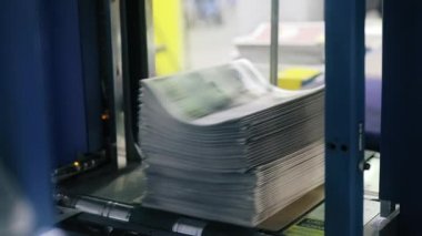 Sabahın erken saatlerinde basın makinesinden çıkan yeni bir gazete.