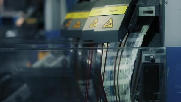 Kompleksowe zautomatyzowane wyposażenie techniczne w dużej drukarni przemysłowej — Wideo stockowe