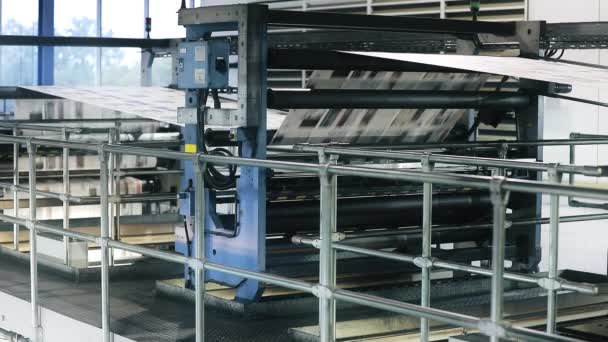 印刷厂复杂技术设备上的胶印 — 图库视频影像