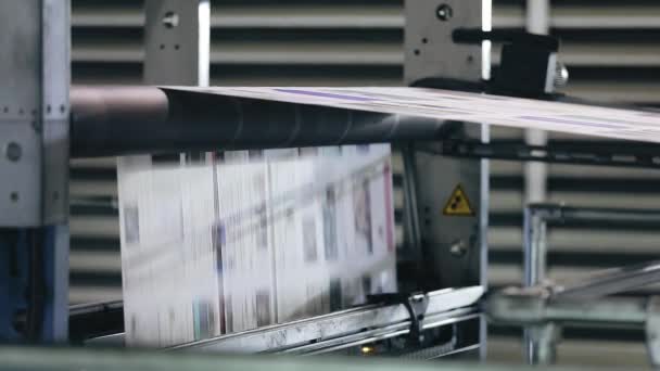 Proces tisku týdenního časopisu se zázemím kopírovací dílny — Stock video