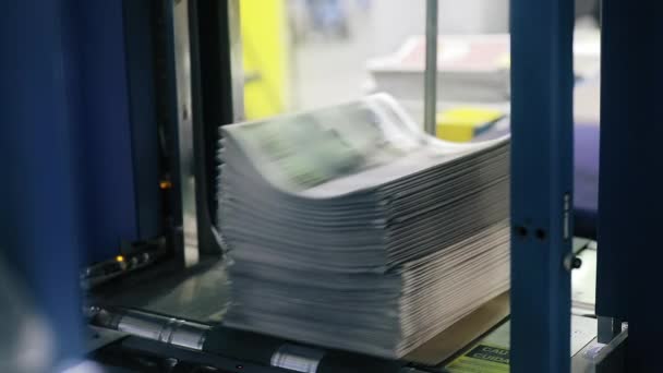 Periódico fresco saliendo de la máquina de prensa por la mañana temprano — Vídeo de stock
