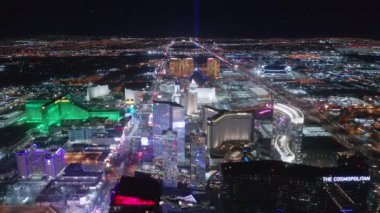 Gece üstü Las Vegas 'ta helikopter turu. Şehir merkezindeki binalar ve gökdelenler. Geceleri aydınlatılmış kumarhane otelleri. Nevada, ABD Mayıs 2022 'de gece Las Vegas üzerinde manzara uçuşu