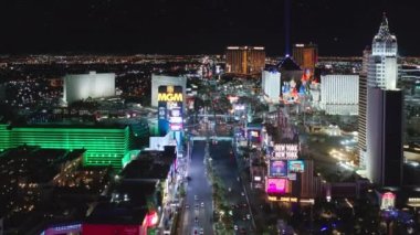 Nevada, ABD Mayıs 2022 'de geceleyin Las Vegas' ın üzerinde gökyüzü uçuşu. Gece üstü Las Vegas 'ta helikopter turu. Şehir merkezindeki binalar ve gökdelenler. Geceleri aydınlatılmış kumarhane otelleri.