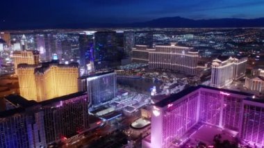 Fevkalade Fütürist Gökyüzü Gecesi Şehir Manzarası, Las Vegas 'ta gökdelenler yanıp sönen ışıklar ve Strip' te Trafik Akımı. Aerial Paris ve Bellagio kumarhaneleri. Drone View Las Vegas, ABD Mayıs 2022