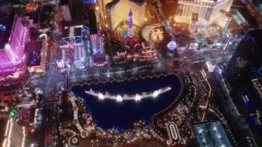 Dünyanın kumarhane ve kumar başkenti Las Vegas güzel renkli parlak gece ışıkları altında soyunuyor. Bellagio Fıskiyeleri, Strip 'te trafik olduğunu gösteriyor. Las Vegas, ABD Mayıs 2022