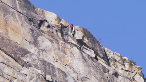 Eeppinen Aikajanan Alpinisti Kiipeää Huipulle Korkea Capitan Mountain Huippu Yosemiten — kuvapankkivideo