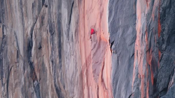 山の登山ロープの上にエルキャピタン山の映画のピンクの夕日の風光明媚な切り立った崖の岩から反映にぶら下がっている ヨセミテパーク Firefall RedカメラUsa 極端な登山の努力 — ストック動画