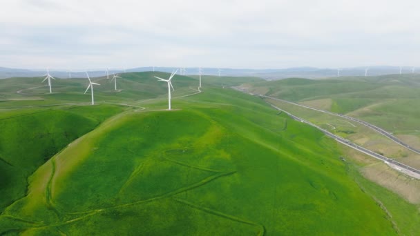 Luchtfoto Van Krachtig Windturbinepark Voor Energieopwekking Onder Prachtige Bewolkte Lucht — Stockvideo