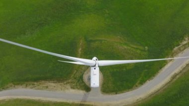 4K hava manzaralı yaz günü, Amerikan sineması beyaz rüzgar türbini güzel manzaralı yeşil tepede. Yenilenebilir enerji, sürdürülebilir kalkınma, kopya arkaplan için çevre dostu kavram