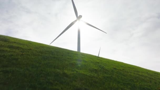 Drohne Fliegt Tief Über Helles Grasland Einer Windmühle Auf Einem — Stockvideo