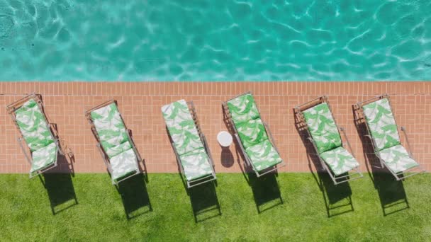 Privat Lyxvilla Med Pool Och Solstolar Idilic Sommar Pool Party — Stockvideo