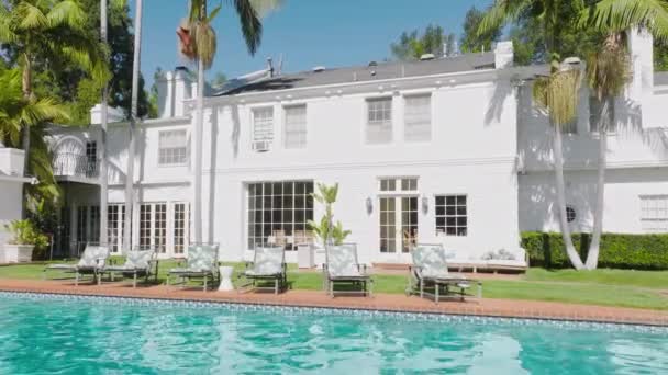 Schöne Moderne Villa Mit Pool Und Grünem Garten Draußen Blick — Stockvideo