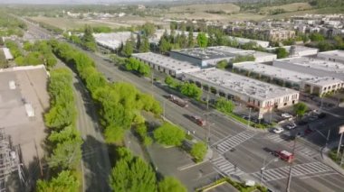 Kırmızı itfaiye aracı, sirenlerle hızlı giden ambulans araçları durdurulmuş araçlarla kavşaktan geçiyor. Los Angeles İtfaiye Departmanı 'nın itfaiye aracı hızla geçiyor, siren çalıyor, ışıklar dönüyor, yanıt veriyor.