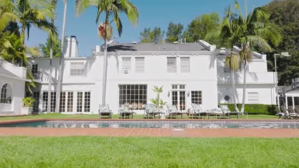 晴れた夏の日にビバリーヒルズの高級マンション 不動産外観の空中ドーリーショットを確立します カリフォルニアにあるホワイトハウス ハリウッドロサンゼルス 2022年5月 — ストック動画