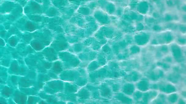 池中清澈的蓝水 光线反射 4K航空慢速运动美丽的水面波涛汹涌 清澈的蓝水美丽而乏味的海浪 热带海滩的水质 — 图库视频影像