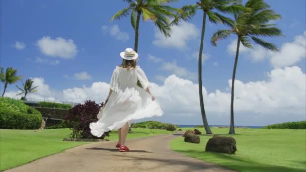 Щаслива Безкоштовна Жінка Гуляє Розкішному Курорті Ідеальний Літній День Відпустки — стокове відео