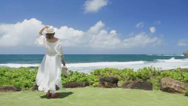Повільна Жінка Білій Сукні Стоїть Зеленому Газоні Видом Океан Вітер — стокове відео