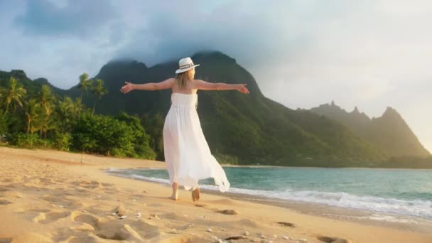 Усміхнена Жінка Танцює Піщаному Пляжі Відкритому Повітрі Щаслива Дівчина Довгій — стокове відео