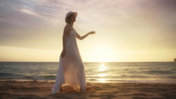 Mulher Romântica Feliz Desfrutando Relaxante Passeio Pôr Sol Praia Oceânica — Vídeo de Stock