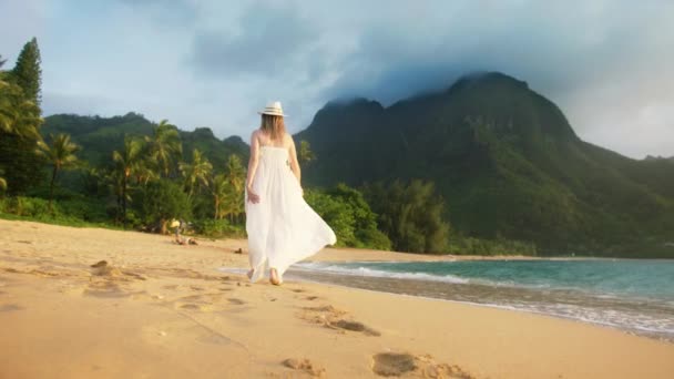 Lento Movimento Volta Vista Mulher Linda Andando Descalça Pela Praia — Vídeo de Stock