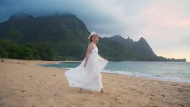 Attraente Giovane Donna Elegante Cappello Bianco Lungo Abito Sposa Piedi — Video Stock