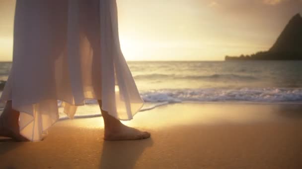 Pies Mujer Cámara Lenta Caminando Descalzos Por Playa Atardecer Dorado — Vídeos de Stock