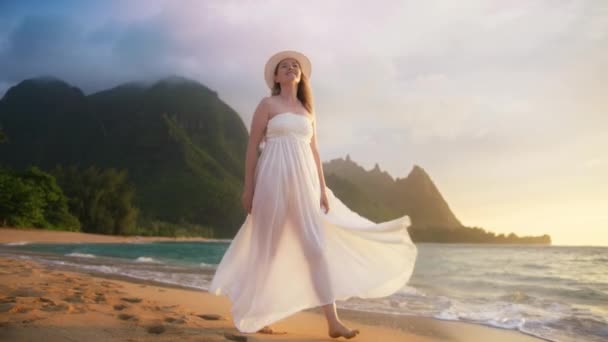 Молодая Весёлая Улыбающаяся Женщина Длинном Белом Платье Прогуливается Прекрасному Морскому — стоковое видео