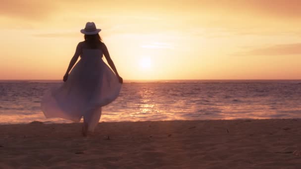 Novia Joven Con Sombrero Blanco Vestido Novia Volador Blanco Corriendo — Vídeo de stock