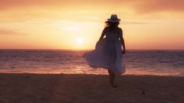 スローモーションで映画黄金の夕日で砂浜を走る幸せな花嫁の女性のシルエット パラダイス島のビーチの人々 幸せな女性の喜びを実行します 完璧な夏休みの夢のコンセプトOn Red — ストック動画