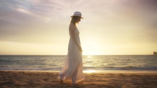 Mulher Romântica Andando Pela Praia Paradisíaca Olhando Redor Senhora Relaxante — Vídeo de Stock