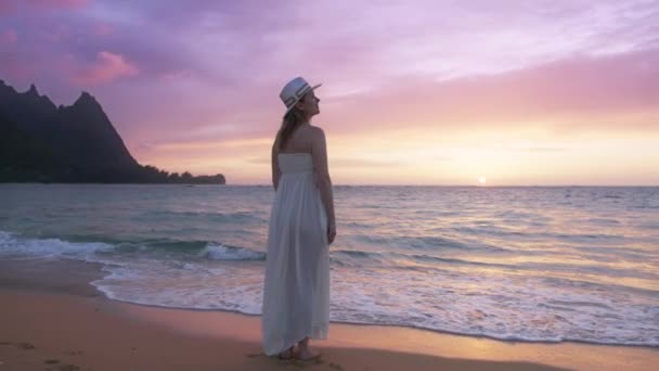 Літні Канікули Райському Острові Повільний Рух Назад Елегантна Жінка Довгій — стокове відео