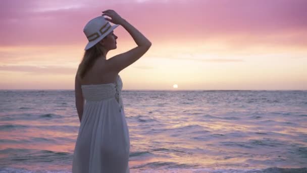 Elegante Hermosa Mujer Relajante Hermosa Playa Hotel Lujo Disfrutando Vista — Vídeos de Stock