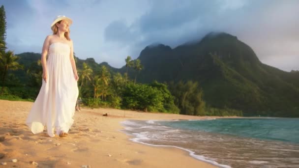 Atractiva Mujer Joven Vestido Novia Blanco Disfrutando Boda Playa Atardecer — Vídeos de Stock