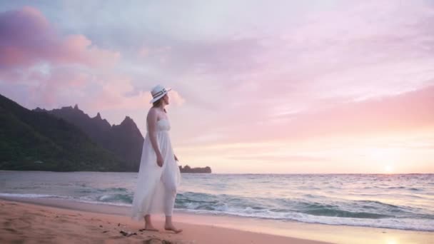 Mujer Joven Vestido Blanco Caminando Descalza Por Playa Arena Con — Vídeos de Stock