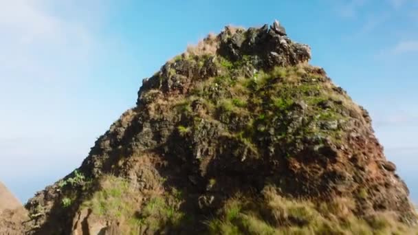 Drone Svävar Lågt Över Höga Bergstoppar Avslöjar Hisnande Episka Kauai — Stockvideo