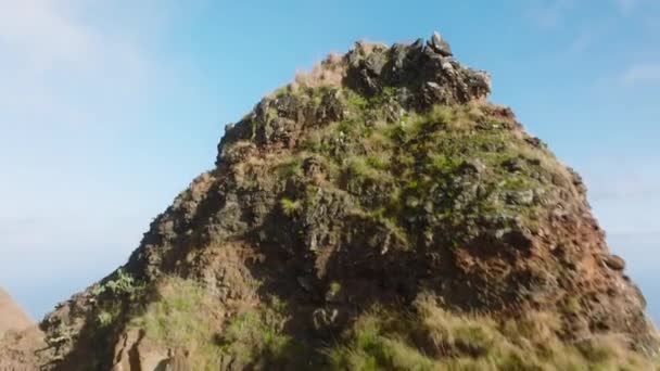 无人机在高山山顶上空低空飞行 展现了令人叹为观止的史诗般的考艾岛风景 深蓝色海水之上闪烁着阳光灿烂的青山山岭 美国夏威夷海岸自然航空4K — 图库视频影像