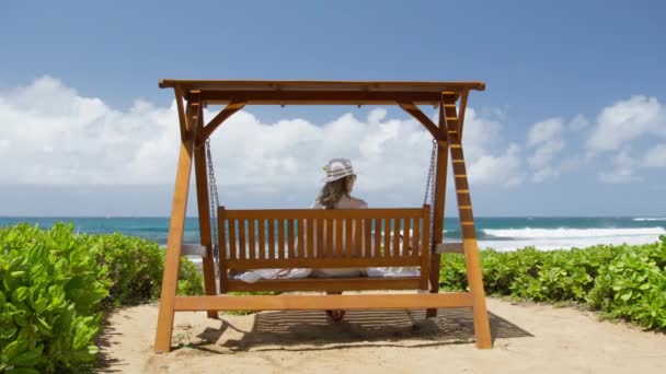 Vista Posterior Joven Mujer Relajada Disfrutando Vacaciones Verano Balanceándose Sentado — Vídeos de Stock